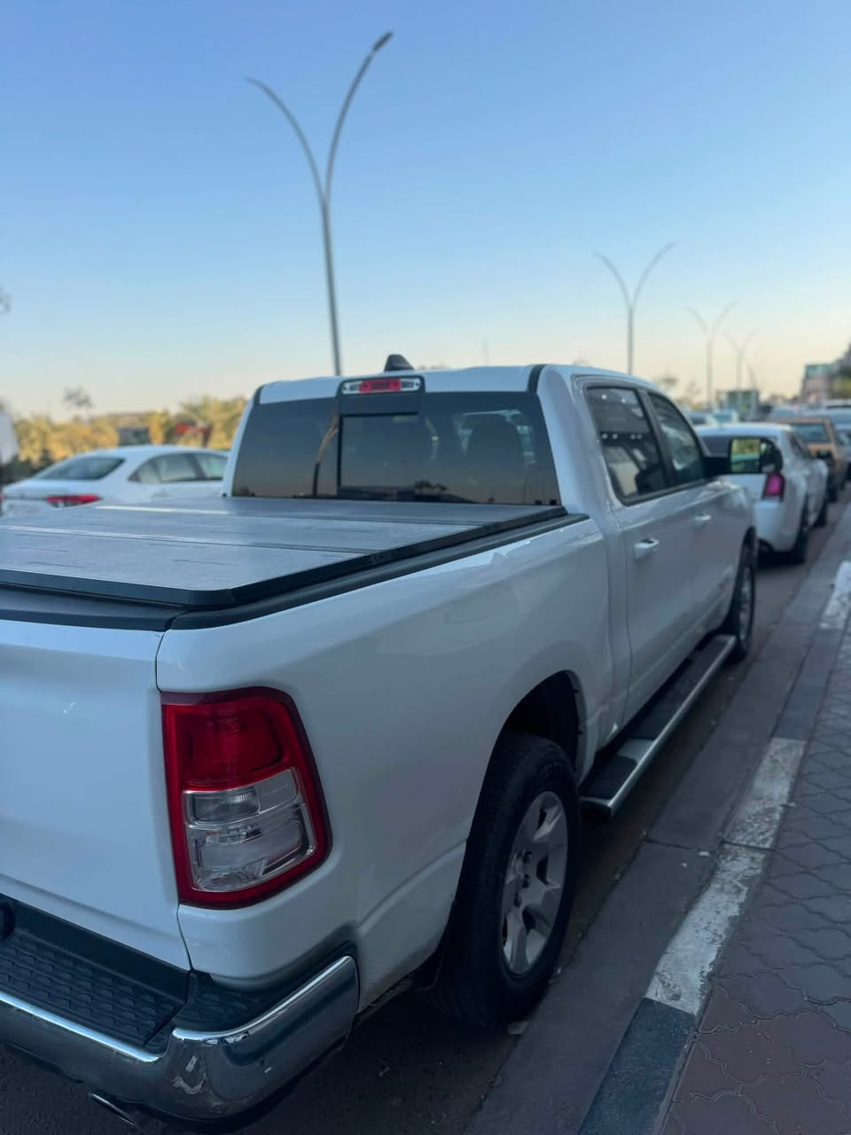 السلام عليكم شباب
رام 1500 بيغ هورن (Big Horn) موديل 2023. 

للبيع 330 ورقه 

* محرك 5.7 لتر HEMI V8 

* ناقل حركة أوتوماتيك 8 سرعات. 

*باب طويل بدي قصير مغلف 

*ماشية 83 كيلو متر 

* شاشة وسطية Uconnect مع دعم Apple CarPlay وAndroid Auto.

* كاميرا خلفية وحساسات ركن.

* رقم بصرة تحويل مباشر 

صور الحادث مرفقة ايرباكات سليمة

مكاني بصرة ***********
