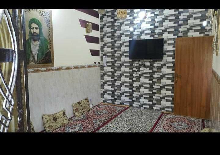 السلام عليكم
ليت للبيع منطقه ضياء الحلفي 
5*20..طابق واحد 
البيت جاهز ونضيف عالي عل شارع 
مدخلين عل استقبال وعل ممر 
وصاله وغرفه اخيره وصحيات داخليه و خارجيه وسطحين وبيتونه شتايگر
واتساب ***********
