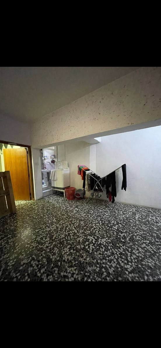 #الجميع 
بيت للبيع 100 متر 5 *20 بحي الجوادين الاولئ قرب سوق الجوادين ومستوصف الجوادين قاطين مسلح اربع غرف نوم 💤 وصاله كبيره للاستفسار الاتصال ***********واذا اكو قطعه 250 برئاسة الوزراء الاولئ مراوس مع الفرق ينطيني
