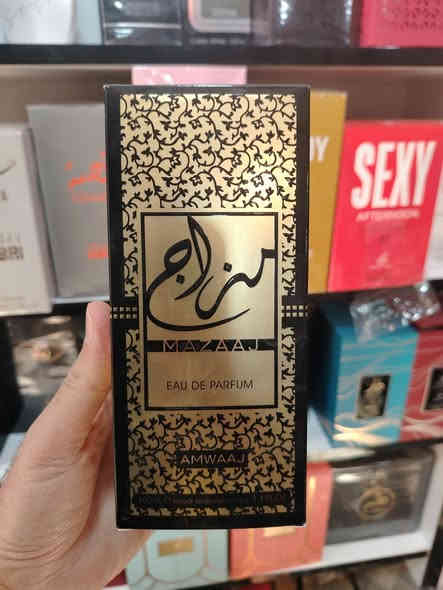 عطر مزاج (Mazaaj)
 بتركيز أو دو بارفان
(Eau de Parfum)
من ماركة أمواج (Amwaaj) 
 بحجم 100 مل. 
 العطر بديلاً لعطور أخرى معروفة مثل "تيرو" من نيشاني 
 يتضمن غالبًا مكونات منعشة وحارة ودافئة مثل
 نوتات عليا من الزنجبيل، الفلفل الوردي، النفحات الخضراء، والبرغموت.
قلب العطر يضم الهيل، الكشمش الأسود، والورد التركي، بينما تعتمد
القاعدة على الفانيليا، البنزوين (الجاوي)، خشب الصندل، خشب الأرز، الباتشولي، العنبر، والمسك

للتواصل واتس ***********
يوجد توصيل لكافة محافظات العراق
#بغداد #النجف #كربلاء #كركوك #الرمادي #ديالى #الحلة
