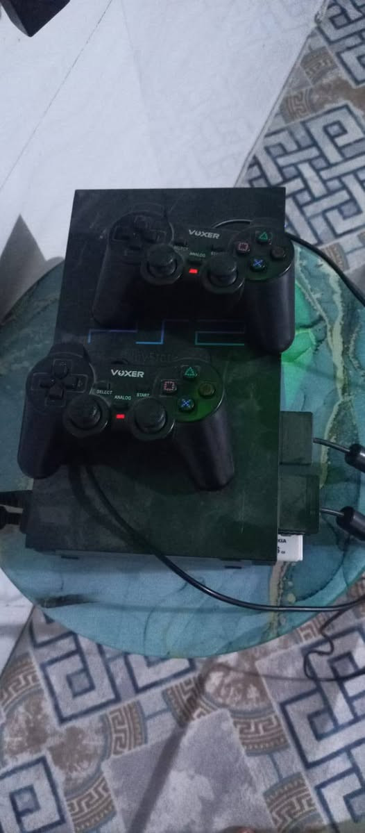 سلام عليكم بلي ستيشن 2 جديد  شغال سعره 50الف رقم الهاتف. ***********
