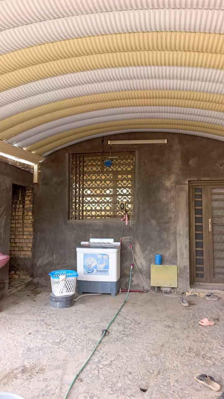 سلام عليكم بيت زراعي للبيع 200 متر نحيت سديناويه نهايت صفي الدين قرب مكتب الغاز ويحتوي عله غرفتين وصاله ومطبخ وحمام داخلي تواليت خارجي بس عوزه دانيه واني ذبله طابوك هاذه رقمي *********** وسعر ٧٠ وبي مجال
