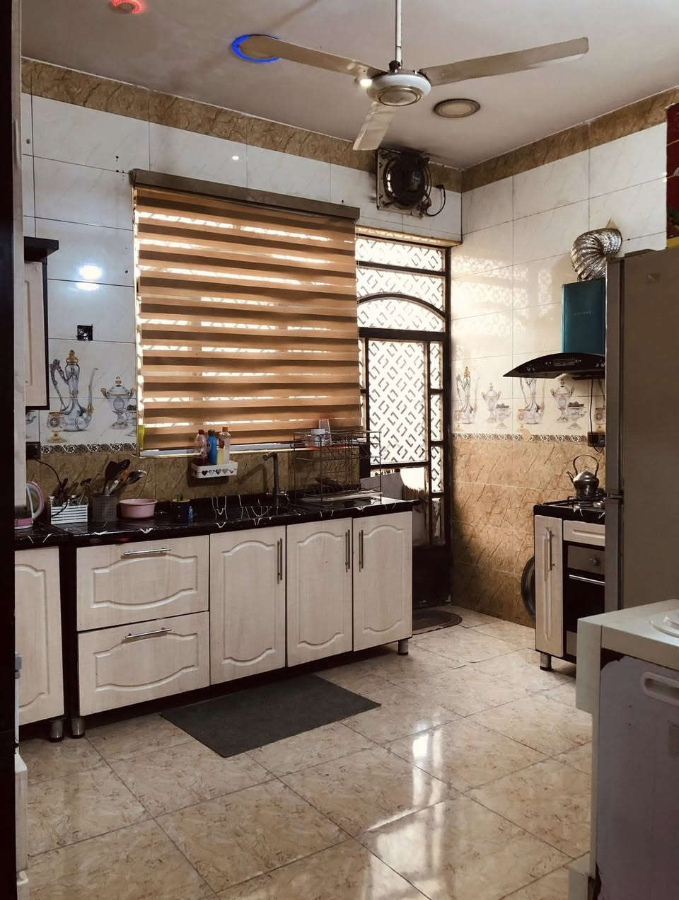 دار للبيع في جكوك الاساتذه  الكرفانات مقابل جسر سريع الشعله
المساحه 600 متر بناء حديث البيت زنجيل بي اكثر من واجهة طابق واحد يحتوي على هول واستقبال وغرفتين ومطبخ وخدمات المنطقه فيها ماء ومجاري وكهرباء رسميه ...

السعر 72 مليون  ... المنطقه اتوزعت للموظفي سنة 1980 

للاستفسار 

***********
