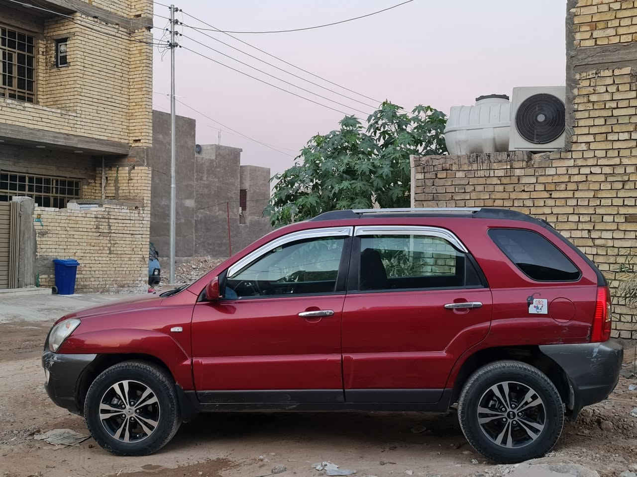 سبورتج  ٢٠٠٧ خليجي بغداد  مكفولة بدون صبغ السعر ١١٣$ 
*********** مكاني بغداد قرب تقاطع درويش السيدية 
*********** مكينة ٤ سلندر  

جاهزة من كلشي اي نقص ما بيهة 
تبريد شغال   صدر امامي خلفي جديد 

تخم تاير وغرفة جدد
كهربائيات كلهة شغالة
