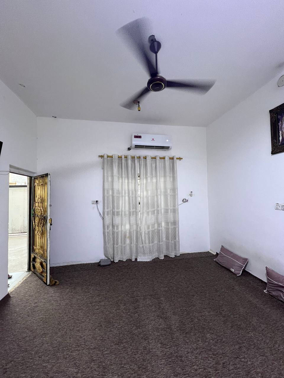 دار سكن #للبيع 🏠
***********
#طابقين_المساحة :: 170م
ملك صرف زراعي عراقي نموذج 25
ابي الخصيب - طريق الوسطي .
#يحتوي الطابق الأرضي :: كراج . استقبال . صالة 
مطبخ . غرفة منام القياس 6*4 . صحيات داخلية
صحيات خارجية . ترك خلف البيت 
#يحتوي الطابق الأول :: ثلاث غرف منام صالة صحيات 
#السعر_المطلوب :: 120 مليون قابل للتفاوض
#علماً / الطابق الأرضي البناء بلوك 
الطابق الإول البناء #فرمستون 
#للإستفسار :: ***********

