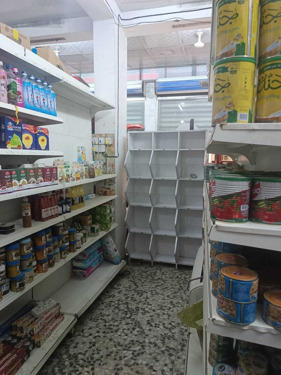 ماركت للبيع
المكان : بغداد / العبيدي / شارع المحافظ 
السعر : ١٨ مليون بيها وبيها مجال 
مساحة المحل 53 متر 
محتويات الأسواق 
- عارضات عمودي ١٠ و ثنين مال شركة بيبسي كولا 
ـ عارضات بطحية ٤  وحدة مال شركة 
- رف تركي ٧٥ رف جديد 
- سقف ثانوي جديد 
- شاشة وكاميرات عدد ٦ 
- فاترينات ٥ 
- سبلت تعليك ٢ + سبلت عمودي ١   ٣طن و السبلت بعدة كارتون ما مشتغل ولا موسم 
- مبردة كونفيرا عدد ١ 
- علان ضوئي هم 

مستعجل على البيعة لأن اريد اسوي عملية الأخوي 
رقم واتساب ***********
