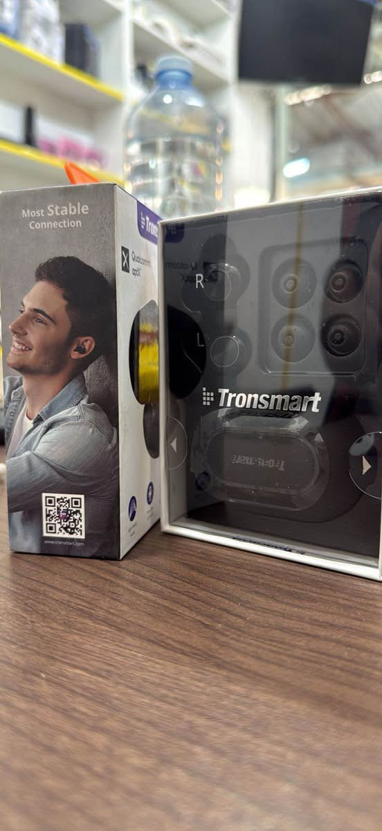 المميزات:
 معالج شريحة كوالكوم (Qualcomm QCC3020): يضمن اتصالاً سريعاً ومستقراً جداً بالبلوتوث وموفراً كبيراً للطاقة (Most Stable Connection).

 دعم تقنية Qualcomm aptX / AAC / SBC: لنقل الصوت بدقة وجودة عالية جداً بدون ضياع في التفاصيل (High-Fidelity Audio).

 مكالمات واضحة جداً: تدعم تقنية العزل الذكي للمكالمات Qualcomm cVc لإزالة الضوضاء المحيطية أثناء التحدث (Ultra-Clear Call Quality).

 بطارية ممتازة: تشغيل مستمر يصل حتى 24 ساعة مع علبة الشحن.

 كابل شحن مدمج متطور: علبة الشحن تحتوي على كابل USB-A مدمج تحتها لشحنها بأي مكان، بالإضافة إلى دعم الشحن عبر منفذ USB-C.

 تحكم لمس ذكي ومريح: تگدر تتحكم بالموسيقى والمكالمات وتفعيل المساعد الصوتي باللمس بكل سهولة.

 مقاومة للماء والتعرق: بمعيار IPX5، مما يجعلها مثالية جداً للرياضة والجيم والاستخدام اليومي.
 الحالة: جديدة تماماً داخل العلبة الأصلية بكافة ملحقاتها (حافظة، كابل شحن، وقطع أذن إضافية).

 التوصيل: متوفر لجميع المحافظات.

السعر: 25,000 دينار عراقي أربيل, العراق


**إذا كنت صاحب هذا الإعلان وتريد حذفه لأي سبب، رجاءا أرسل رسالة إلى الدعم الفني**