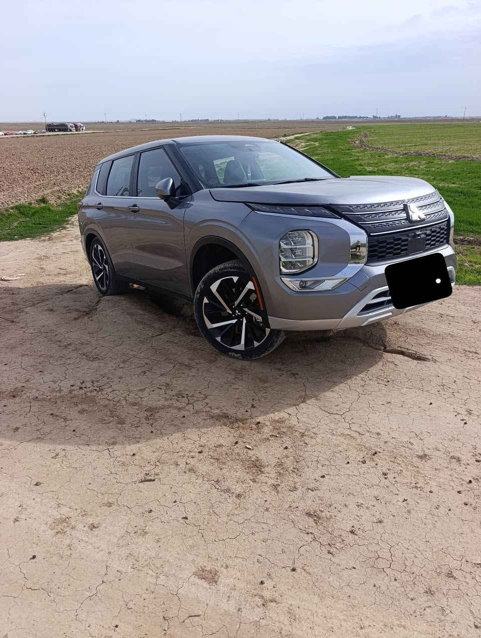 سيارة مستربوشي اوتلاندر موديل 23 ماشي 29الف رقم اربيل جديد رقم الماني والسنوية جديد صبغ فقط بونيد اتصل على هذه رقم ***********
