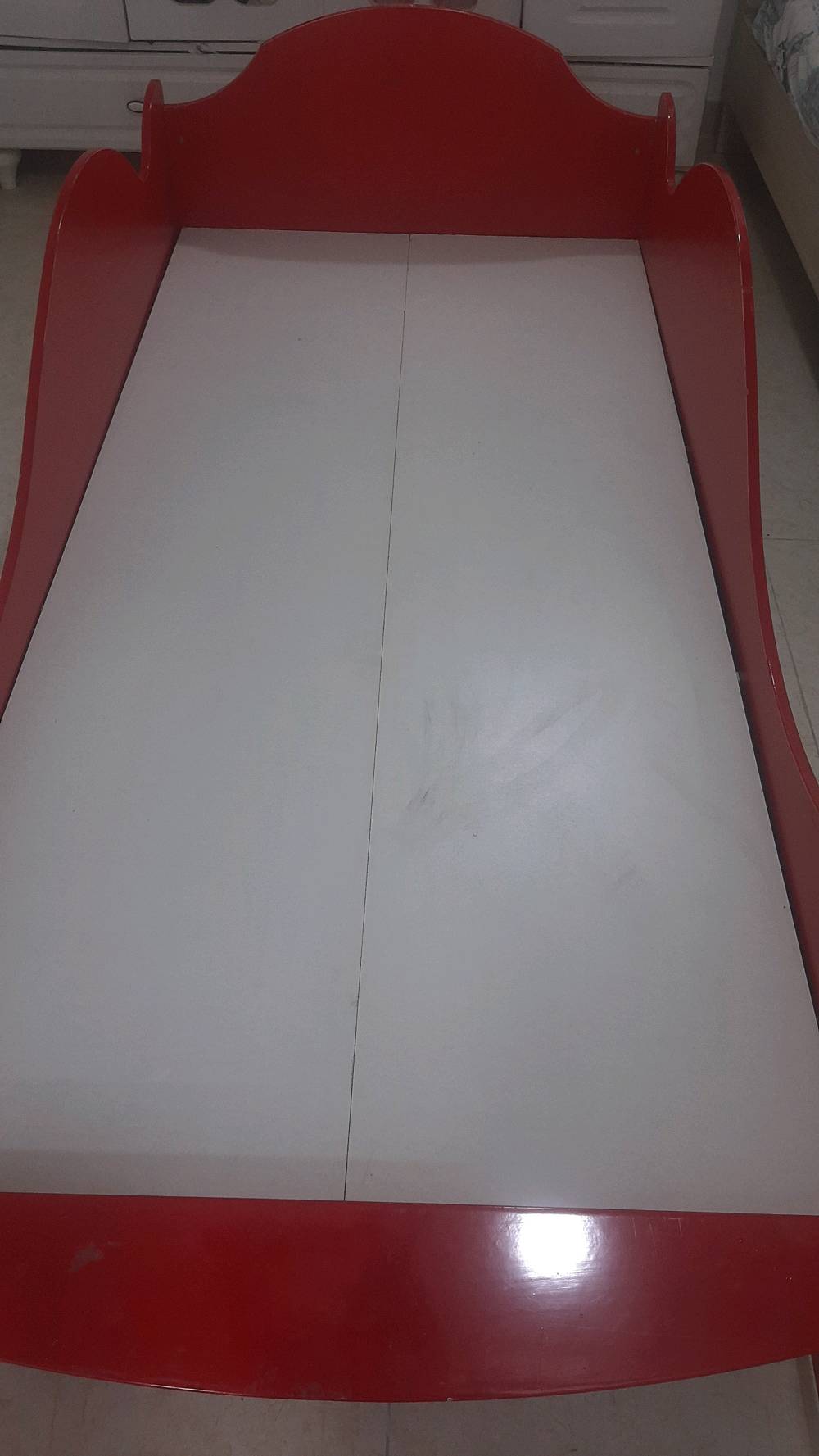 سرير على شكل سياره نظيفه مابيها كسر وتتحمل وزن عرضها متر وطولها  ١٩٠