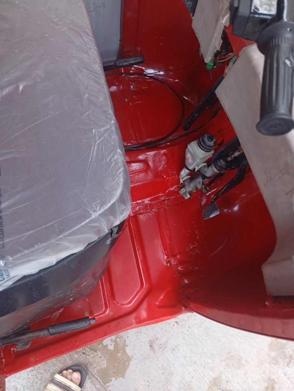 السلام عليكم 
تكتك 18رقم و سنويه  واسط باسمي تكتك كامله  كبل للشارع تكتك معمره تعمير كلش مرتب و حلو الغد خالي من المعجون تماما مصبوغه صبغ عام مرتب و غراض كهربائيه كلها جديد بيها فقط خيط بخاف السعر 4 و 750و بيها مجال للشراي العنوان الكوت الوافدين  للاستفسار الاتصال ***********1
