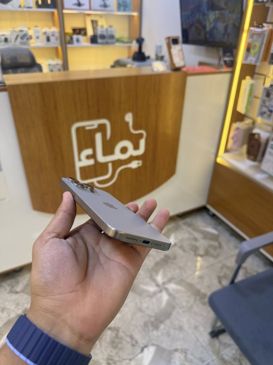 ايفون 15 برو ماكس دبل شريحة
جهاز عربي شرق اوسط دبل شريحة (خطين)
بطارية 88 
جهاز نضيف مابي اي خلل ولا اي مشكلة
غير مستبدل اي قطعة 
ملحقات الجهاز شاحنه اصليه 
سعر مليون و100 
العنوان فلوجة شارع 40
تواصل واتساب ***********

