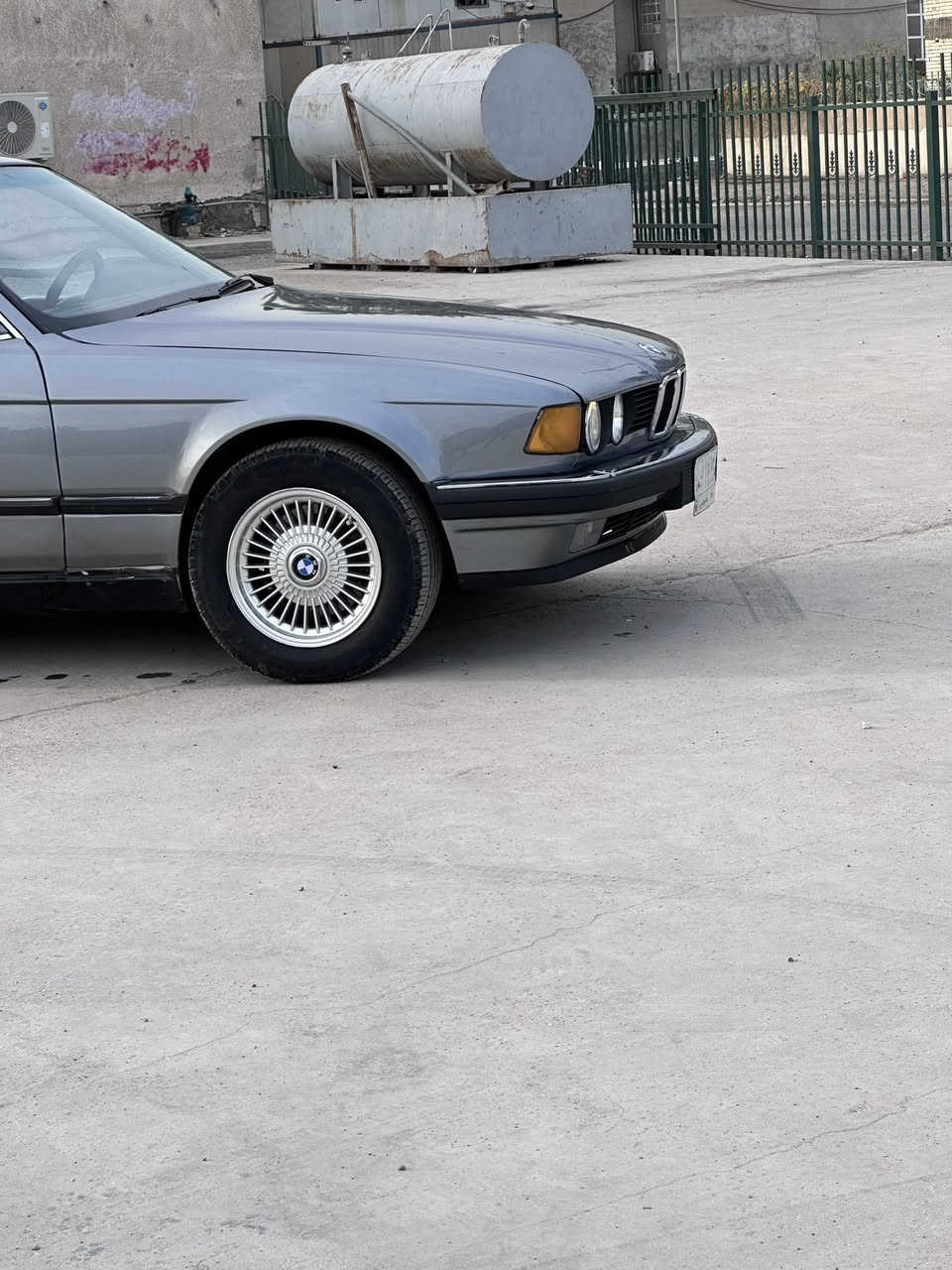 للبيع بي ام دبليو حجم 735 موديل 1991 اصل
سياره تعمير جديد كلشي بيها جديد وشرط الفحص

صبغ عام درجه اولى ميه بل ميه مواد كلها دبير اصلي

السياره شرط مكفوله من اي ضربه او تبديل او خياس

محرك بلادي مكفول كير اوتماتيك مكفول جديد

صدرين جدد تخم تاير جديد ويل كب شعاع اصلي 

داخل جديد برغي نقص ماكو بيها وكلشي بي شغال 

كهربائيات كلها شغاله واير جطل ما بيها كلوب طافي ماكو

كماليتها كلشي بيها اصلي بك لايت سكن لايت كله حاويه 

 سياره الله شاهد مال بيت وبل خير علي صير من نصيبه 

السعر 65 ورقه وبي مجال للشراي العنوان بغداد حي الجامعه 

او مراوس حسب الرغبه للستفسار اتصل 

***********
