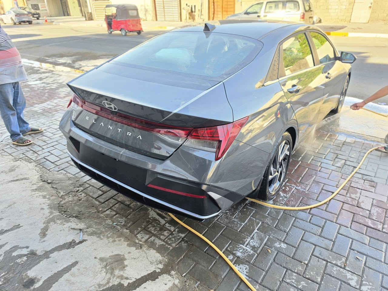 سلام عليكم النتره موديل ٢٠٢٤مواصفات فول ماشيه ١٦ميل لون اسمنتي متغير بدون رقم حادث حافة بنيد مصبوخ على كده دعاميه مبدل نفس لون مكان سياره بغداد  رقم ***********
