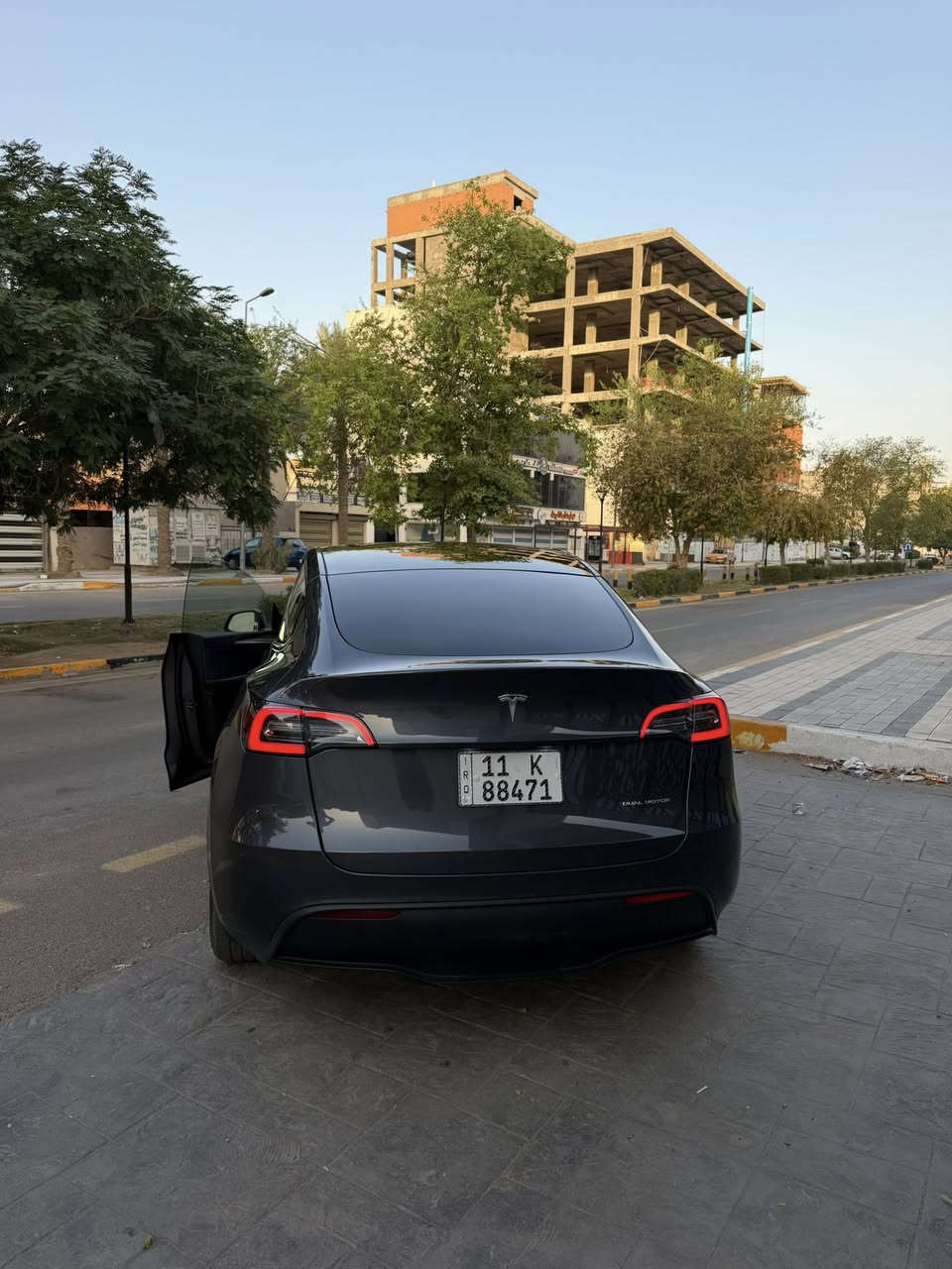 TESLA MODEL Y 
DUAL MOTOR LONG RANGE 2023
تسلا واي لونك رينج دبل ماطور 

كامرات 360 
اوتو بايلوت 
حساسات 360 
معروفه مواصفاته
بدون صبغ ( باب خلفي مبدل اصلي نفس اللون)

السعر22،750$ 
وبيه مجال بسيط 
***********
***********
