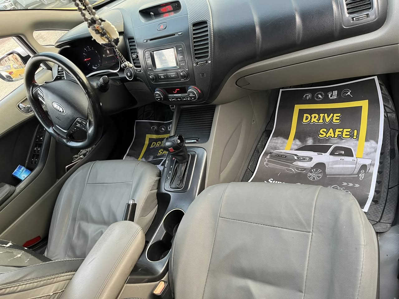 سيراتو  للبيع                                                 موديل ٢٠١٥                                                           مواصفات 
تحكمات استيرن 
مانع انزلاق 
مري شفط
فتحه
حساسات امامي وخلفي 
جلد 
السياره خير من الله 

***********
