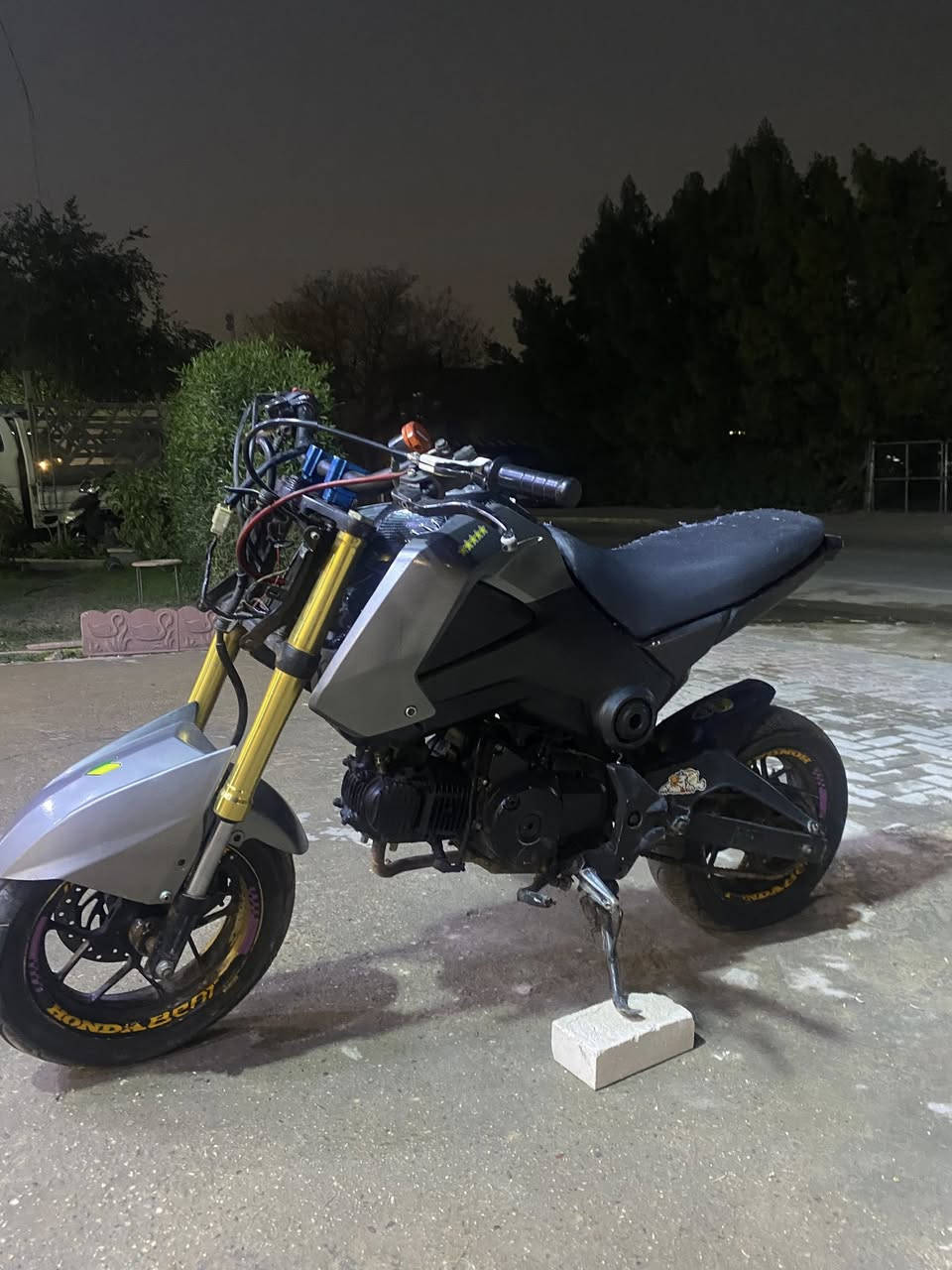 سلام عليكم هوندا كروم دراجه نضيفه صالنصه رياضي عمبار رياضي فج خلفي كلج رياضي دراجه تخبل مكاني بغداد دوره الميكانيك***********سعرها750وبيها مجال للشرايه
