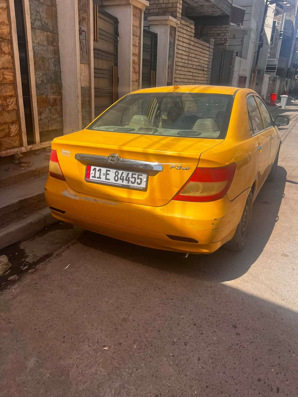 السلام عليكم
سيارة byd f3 2013 معروضة للبيع 
سيارة من ناحية صدر كير مكينة جاهزة 
منظومة تبريد كاملة جديدة قبل اسبوع شديتها 
باتري جديد بلكات جديدة 
السيارة بيها ملاحظات بسيطة مثل گشرها بي جراد شوية والدعاميات بيهن شخوط بسيطة 
السيارة بدون ضربة ولا صبغ 
سعرها 58 ورقة وبيها مجال بسيط 
اسويلك عقد مروري نظامي بيها ومالك السيارة موجود شوكت ما تريد يحولك 
عنوانها الدورة حي اسيا 
***********

