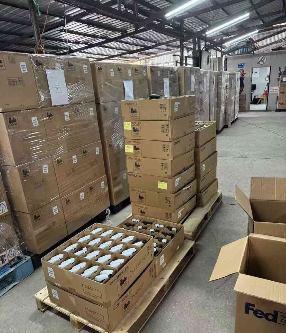 A small look at our warehouse work today.

These PS5 controllers are not shipped directly after collection.
Each unit goes through cleaning, hardware inspection, stick replacement, PC testing, in-game testing, and packing before shipment.

We focus on stable quality and clean condition for refurbished original PS5 controllers.

Warehouse stock is being prepared step by step.
#PS5Controller #DualSense #RefurbishedController


**إذا كنت صاحب هذا الإعلان وتريد حذفه لأي سبب، رجاءا أرسل رسالة إلى الدعم الفني**