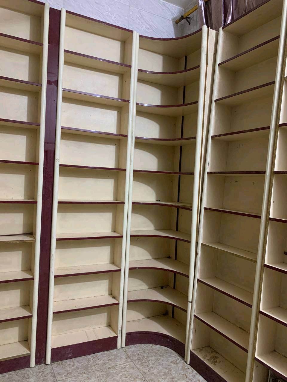 ديكور كوزمتك للبيع نضيف جدا السعر مليون وبي مجال لاستفسار ***********