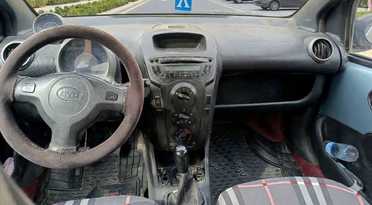 السلام عليكم سياره BYD موديل 2012 كير ميكانيكي مكينه  حلوه وناعمه ما بيها اي شي تدفئة تبريد شغاله 
كهربائيات شغاله بيها بارد شبر باب العبري 
مكان السياره واسط الكوت السعر 32 
***********
