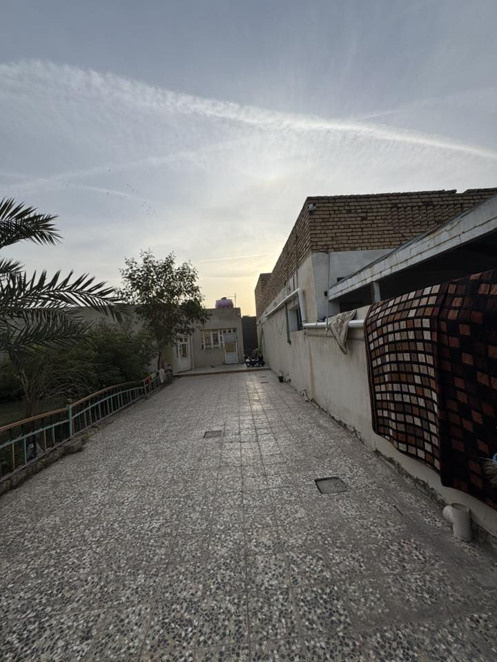 بيع بيت مساحه كليه 700 متر بناء 400 متر ارض زراعي بيه اربع غرف ومطبخين وصالتين ودوانيه وحمامين وحديقتين حديقه مساحتها 150 متر  بناء حديث لتواصل ع سعر واستفسار ع رقم ***********
