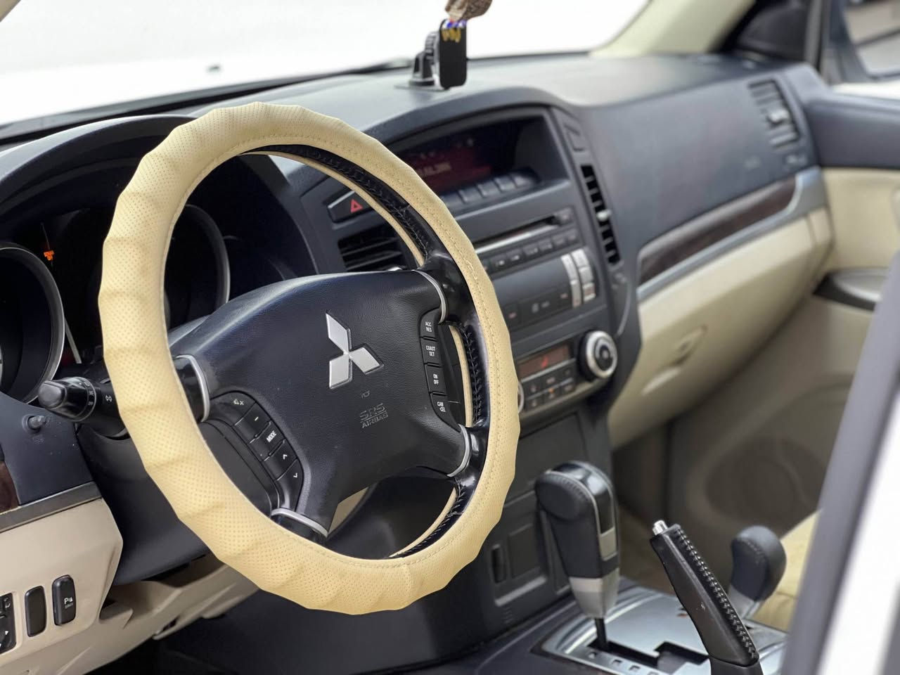 مكفولة كفالة عامة ماشاءالله كلش نظيفة😍🔥
Mitsubishi Pajero 2013
ميتسوبيشي باجيرو ٢٠١٣
فول مواصفات دفع رباعي 4x4 

مكينة ٦سلندر حجم ٣.٥لتر تنفس طبيعي
ماشية 155,000 كيلومتر فقط و بحالة ممتازة 

بدون دعم و بدون صبغ
السيارة كلش حلوة و نظيفة 

رقم دهوك الدولي سنويه ب اسمنا
مكفوله من كير و محرك و كهربائيات

و ب سعر(144$) ورقة و بيها مجال

مكان السيارة

دهوك -معرض ارشف R-Shev
رقم51 من معارض التيرمينال 

***********
*********** دهوك, العراق
