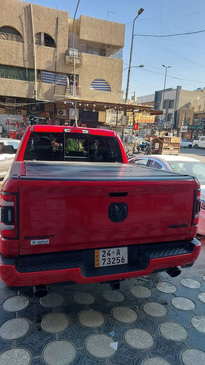 دوج رام فئة سبورت 5700 
موديل 2021
ماشية 109  الف
بأسم شركة أقليم ورقمها دهوك
السيارة كلين بس صار حادث خلفي هنا بغداد بسيط جدا تبديل دعامية خلفية وشوية من قبغ الجنطة انصبغ 
بانوراما 
مرايات جانبية كهرباء وترحيب
دوسة كهرباء 
كشنات جلد الامامي تدفئة وتبريد والستيرن تدفئة 
شاشة كبيرة تيسلا
توقف ذاتي 
حساسات امامي خلفي 
وبعد بيها مواصفات
البطارية مبدلة قبل شهرين AGM

مكان السيارة بغداد الاعظمية 
للاستفسار ***********
