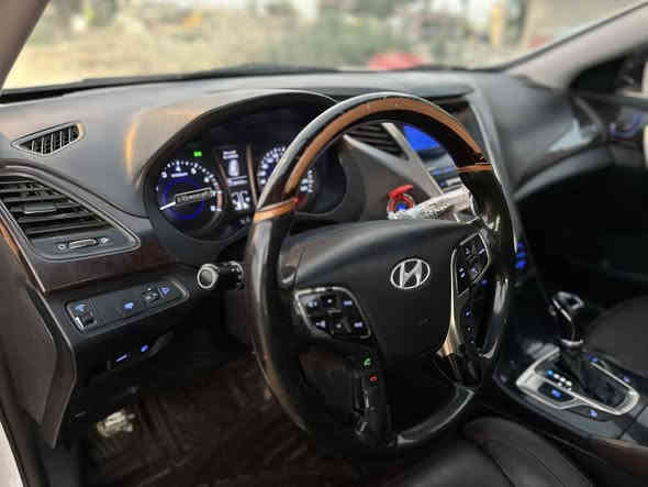 السلام عليكم 
هيونداي ازيرا خليجي للبيع 
الموديل 2012
سعه المحرك 2400
السيارة كفاله ماعدا بارد بهلال الجاملغ خلف السايق
رقم اربيل
السيارة فول مواصفات واحد على واحد
السعر المطلوب 117 ورقة وبيه مجال
انه مكلف بالنشر 
رقم صاحب السياره
***********
