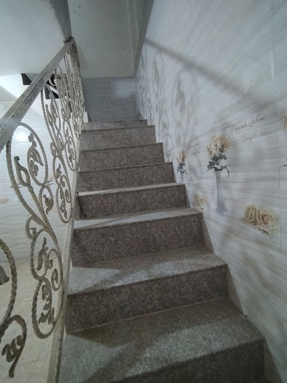 ٥٠ متر طابقين
الطابق الاول مطبغ صحيات و ستقبال
الطابق الثاني صاله و غرفه
السعر قفل ٢٥٠ الف مع الماء و الكهرباء
للستفسار ***********
