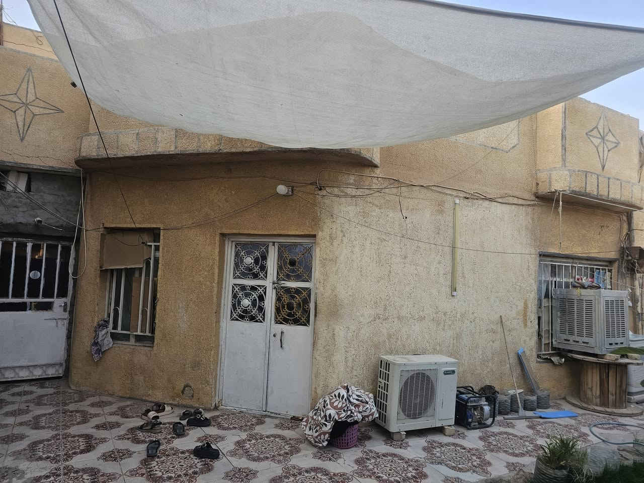 بيت للبيع حي الخضراء تفليش يعتبر كاع قريب ع مدرسه المعتمد ع الله  المساحه 218 متر  الاستفسار ع رقم ***********
