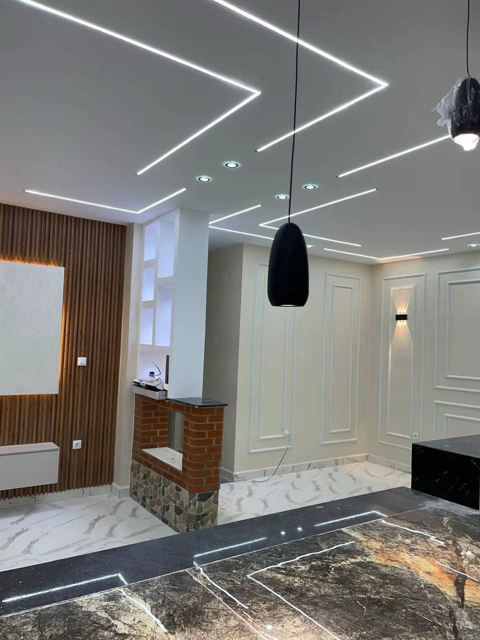 🙋🥳أنواع شغل الجبسن بورد الداخلي
أسقف جبسن بورد
سبوت لايت + إضاءة مخفية (LED)💡
أشكال حديثة (مربعات، دوائر، خطوط مستقيمة)
كلاسيك بنقوش ناعمة
جدران ديكور
جدار تلفزيون (TV Wall)📺
رفوف جبسن بورد مع إنارة
فواصل بين الصالة والسفرة
غرف النوم😴
خلفية السرير
أسقف هادئة بإضاءة دافية
دمج الجبسن مع خشب أو مرايا
المجالس والصالونات
تصاميم فخمة
كرانيش جبسن
أشكال تراثية أو مودرن
وكأننا نشتغل ببيتنا مو بيتك 👷
🔹 مميزات الجبسن بورد
✔ شكل أنيق
✔ سعره مناسب
✔ ينفذ بسرعة
✔ يخفي الأسلاك والعيوب
واتساب 📲***********📲
خلي بيتك يرجع دافئ اوجميل 
القمه لؤن بيتك اغله شي
