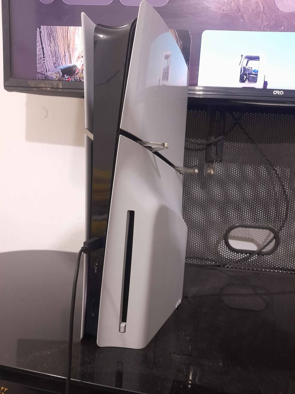 بلي ستيشن ٥ سلم اوربي أجدد من الجديد كلش نضيف نضافه 99% كل ملحقاته وياه و كارتونه وكل الكيبلات الاصليه ابيع شلع كل شيء ب 610 الف ما بي مجال مستعجل عله بيعته ماكاني بغداد حي القاهره الرقم:*********** بغداد, العراق
