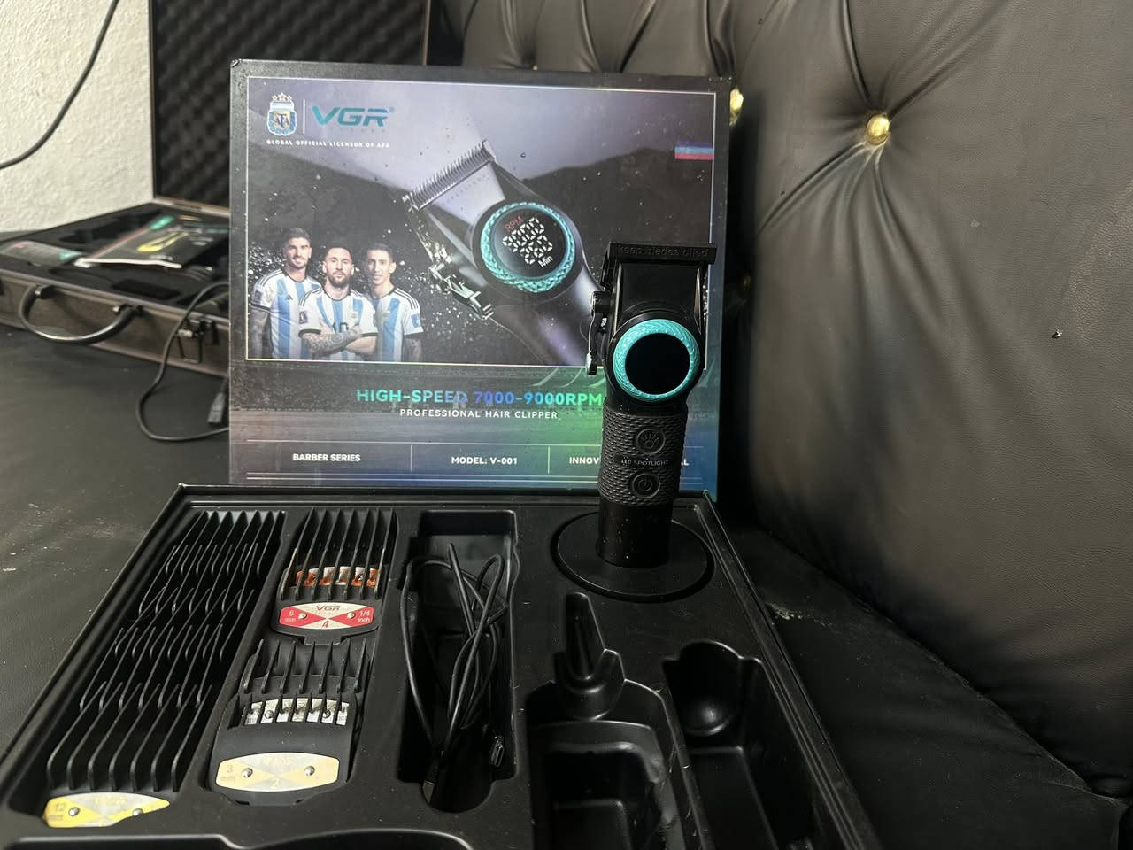 السلام عليكم مكينة vgr 001 اصلية وكير طكات ناعمة ونعومة بالصوت غراضها كاملة واستخدام اقل الشهر ! رايدها قفل ب 45 رقمي ***********
