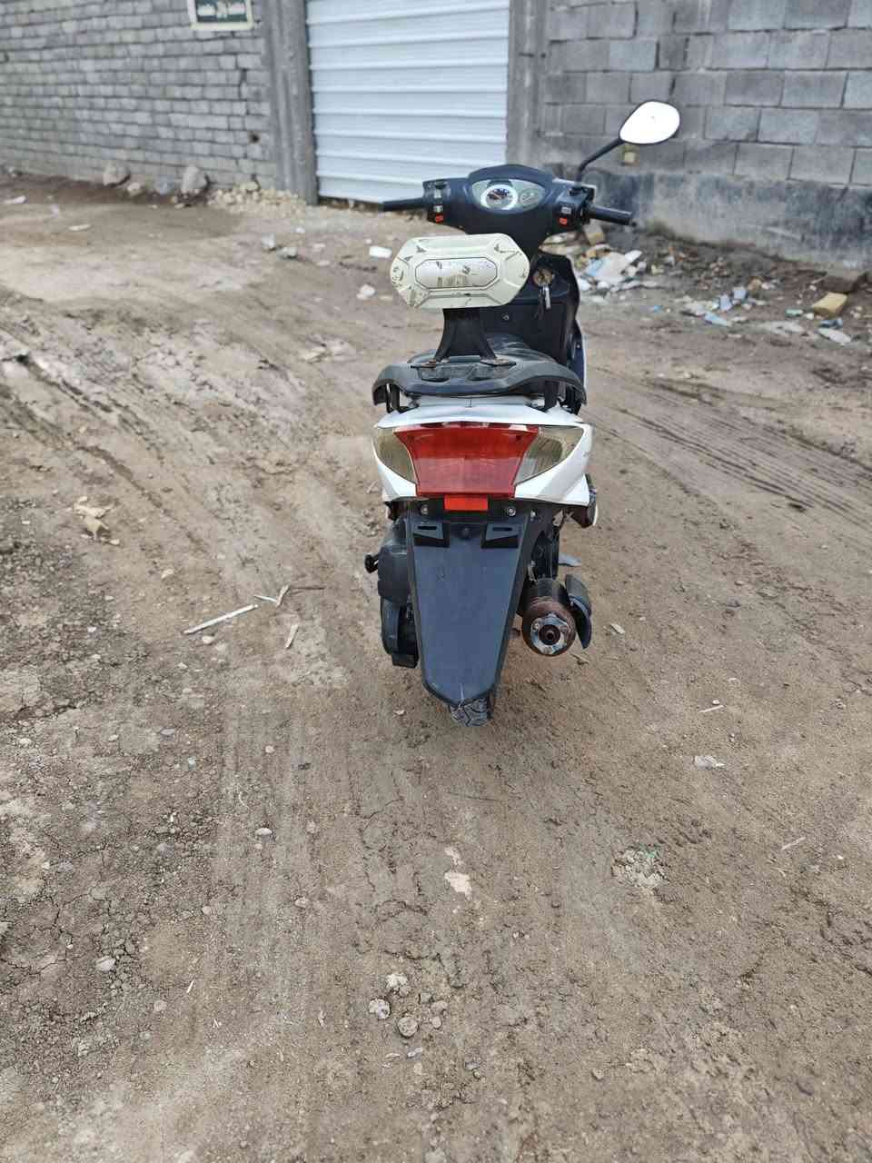 سلام عليكم شباب دراجه للبيع سكنس نثيه الدراجه كامله تلف راسك وتنام تخبل سلف هندر كلشي شقال اكلوب امامي وخلفي اشاير هورن كلها شقاله الدراجه فقط مفيلسها فقص ما مجيوسه سعر 550وبيها مجال الطيبين كامله المكان قرنه الشرش الجلعه رقم الهاتف وتساب ***********
