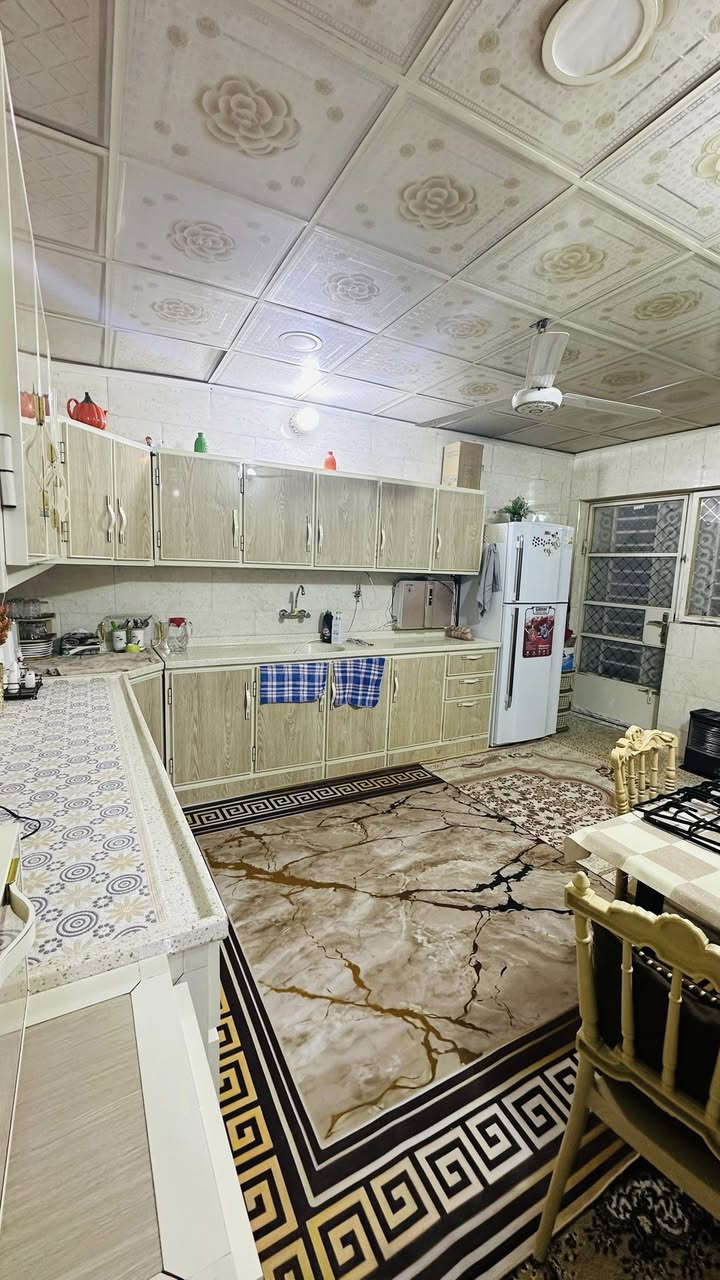 بيت للبيع منطقة حي النصر الثانية مساحة البيت 280 متر زراعي كاملة خدمات المنطقة استفسار خاص او على الرقم 
***********
