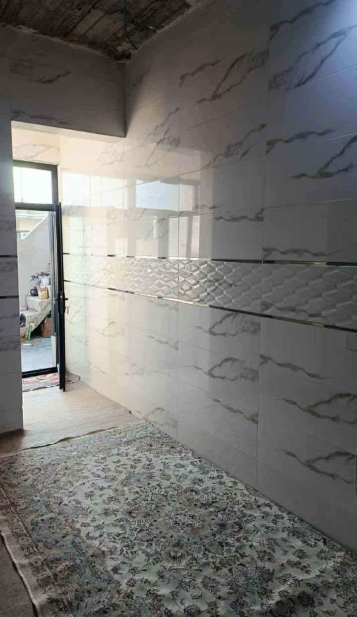 ئەم خانووە بۆ فرۆشتن لە سەنگاوێکان نزیک مزگەوت پێشەوا سعری زۆر مناسبە 190مەعمەلە خانویەکی زۆر خۆشە کامل کاشیە 120مەترە سەردەمیانە دروست کراوە خاوەنی بۆ خۆی دروستی کردووە فول مواسەفاتە
ژمارەی خاوەنیەتی .  ***********
