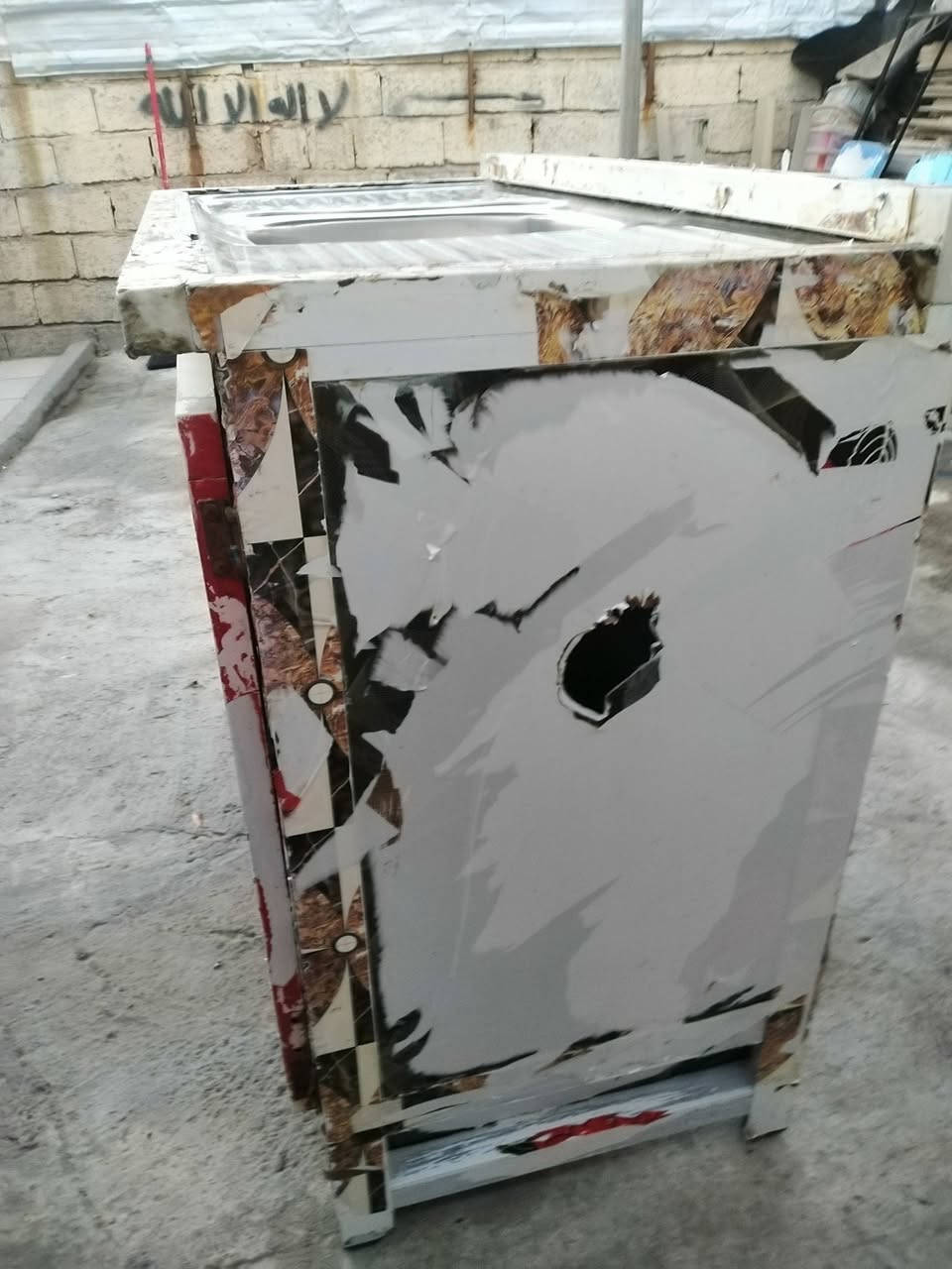سنك مستعمل للبيع نظيف اي خياس ما بي فقط لزك ماله مشلع العنوان الكاظميه قرب ساحه عدن رقم *********** السعر 40
