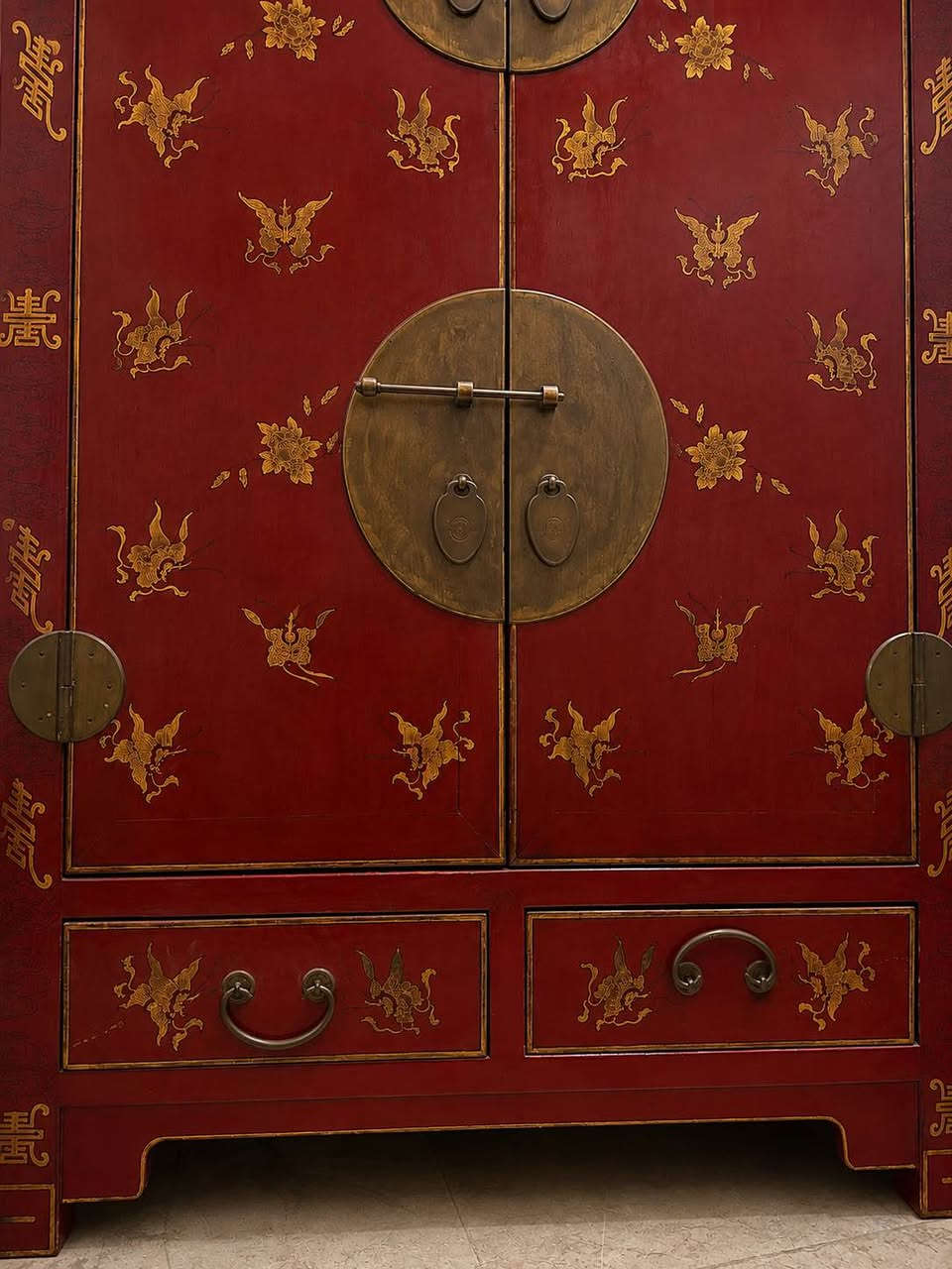 Antique Chinoiserie Red Lacquer Cabinet with hand-painted gilt decoration and aged brass hardware. A timeless statement piece for luxury interiors and antique collections.

Dimensions: H 175 × W 106 × D 55 cm.

For more info please send to me in private messages القاهرة, مصر


**إذا كنت صاحب هذا الإعلان وتريد حذفه لأي سبب، رجاءا أرسل رسالة إلى الدعم الفني**