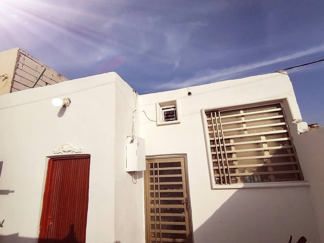 للبيع بيت بناء حديث مشمول بالتطويب قانون ٣٢٠
📍 الموقع:  النجف الاشرف /طريق كربلاء – نجف
عمود 122 – جهة يا علي
قرب علوة المخضر النموذجية
📐 المساحة: 100 متر
🏠 المواصفات:
غرفتين
صالة + مطبخ
استقبال
تخاريج عدد 2
⚡ الخدمات والمميزات:
تبليط كامل باب البيت 
كهرباء فول ٢٢٠
مولدة خط ذهبي
بيت جاهز للسكن نظافة ممتازة
ماء بدون ماطور للسطح 
كافة الخدمات متوفرة 

💰 السعر:
26 نقداً
📲 للاستفسار أكثر (واتساب):
***********
