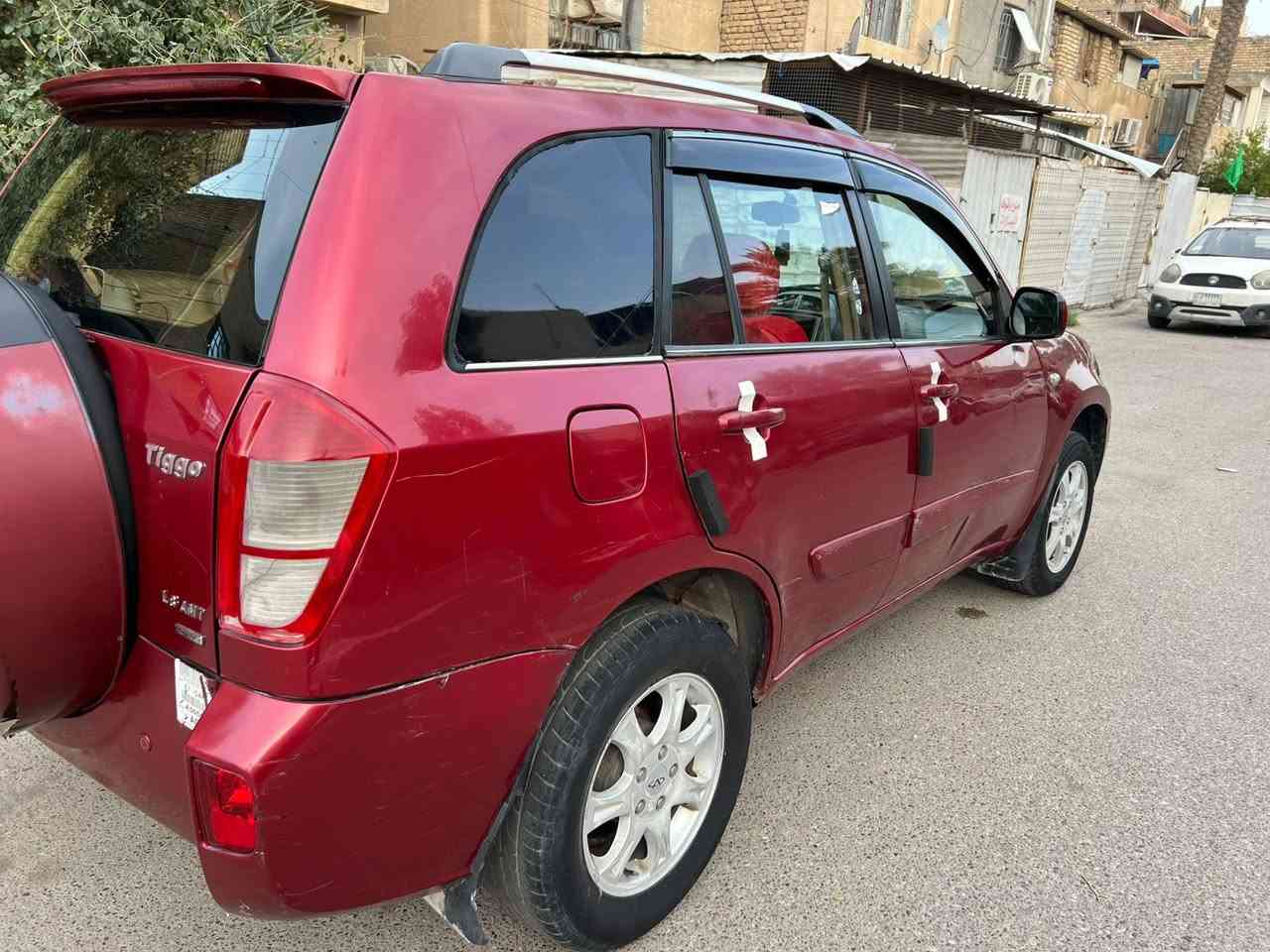 للبيع سيارة شيري تيكو (Chery Tiggo) موديل 2013، سيارة عالية وعائلية ومريحة وجاهزة للاستخدام مباشرة.
المواصفات والجاهزية (على الشرط والفحص):
 ⚙️ الكير والمحرك: مكفولات وبحالة ممتازة جداً، الكير أوتوماتيك (كهربائي) شغال ناعم وبدون أي مشاكل.
 ❄️ التبريد: مكفول وثلج ما شاء الله وجاهز للصيف.
 ⚡ الكهربائيات: مكفولة وكلشي شغال بالسيارة (جام، تحكمات، إلخ).
 🛠️ الحدادية والصدور: الأمامية فول جديدة بالكامل، والخلفية بنسبة 70% 
ملاحظة الأمانة 
 🎨 البدي: السيارة نظيفة بس البنيد بيه أثر جراد (تأثير شمس) واضح، ومبيوعة على وضعيتها
السعر المطلوب:
💰 38 ورقة وبيه مجال قليل جداً للشراي 
📍 المكان لمعاينة السيارة: القادسية / الديوانية
📞 للتواصل والاستفسار: [***********] أو راسلني
