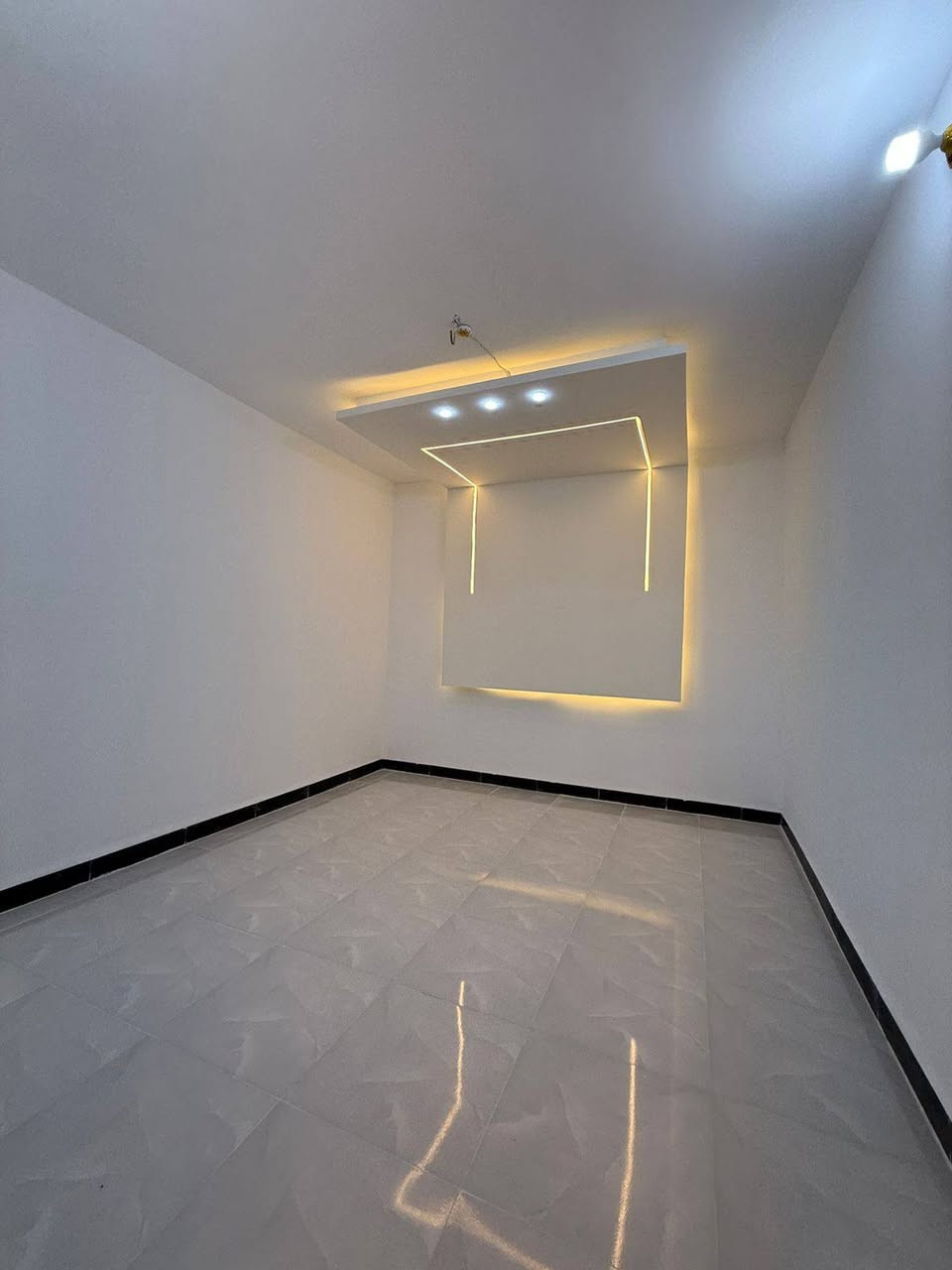 دار للبيع 150م🏕️ (مكتب الخليج للعقار عمود327)
*********** وتساب
***********
✅ مشمول بقرار التطويب 
💰سعر لبيت 85 معه المجال 💵
موقع /نجف 🏡
شارع الحولي مال المطار عمود327مكتب ألخليج للعقار 

البناء 🏡 شغل  مال جناي درجه ولى 
غرفتين /صاله/مطبخ / ستقبال/ صحيات/
بناء مرتب/ اساس + سقف كونكريت + طابوك

ألخدمات 🏡 #بعد_عن_سوق_100م
ماء/كهرباء/مدارس/سوق/تبليط/لحد الباب
