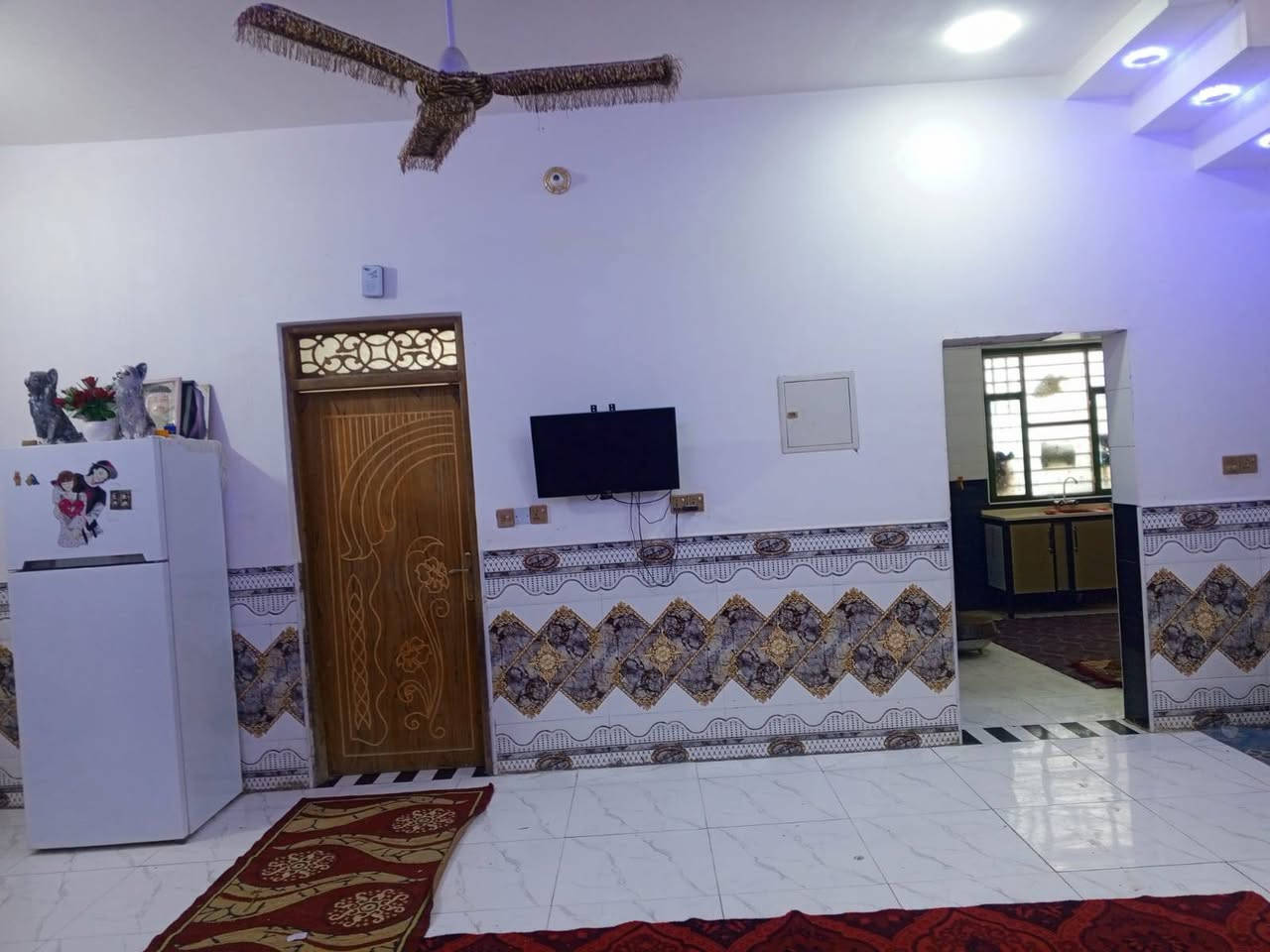 السلام عليكم بيت للبيع مساحه 240م يتكون من
ثلاث غرف منام
موزع 
صاله
مطبخ 
ديوانيه 
طارمه 
البيت بناء حديث 2025 نوع العقار طابو زراعي عراقي سند 25
موقع البيت الحولي مقابل الألف دار قرب مقاطعه 14 
سعر الدار 85 وقابل للتفاوض بناء الدار حديث 
للاستفسار الاتصال ***********
