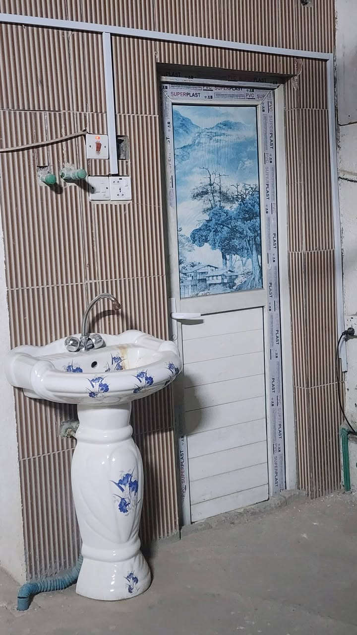 سلام عليكم شباب 🏠 للبيع المكان القرنه حي سلام البيت يحتوي عله قرف ثنين وهول ودوانيه وصحيات خارجيه سراميك البيت ذابه كله وما مشتقله بل طارمه مساحت البيت 162متر والسعر تعال خاص وانه خادم  وهاذه رقمي *********** للتصال والاستفسار
