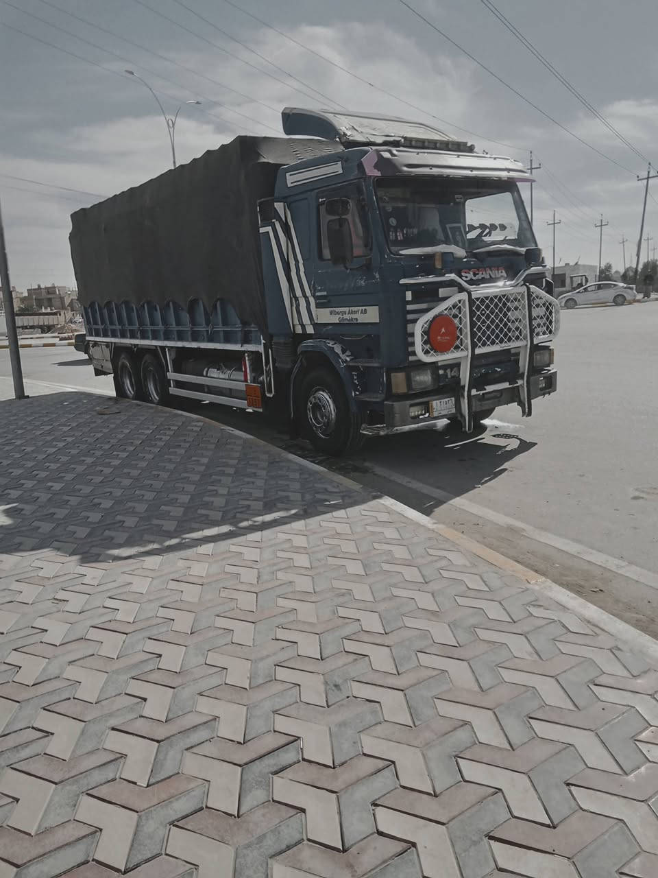 سلام عليكم سكانيا البيع موديل 93 حجم المحرك 143 كير 3_3  تخم تاير دوشمه جديده مكلف  ***********
