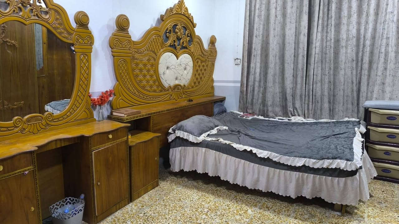 غرفه نوم ستة باب استخدام قليل طابق واحد كاملة ما بيها نقص 550الف مكانها نجف كوفة***********
