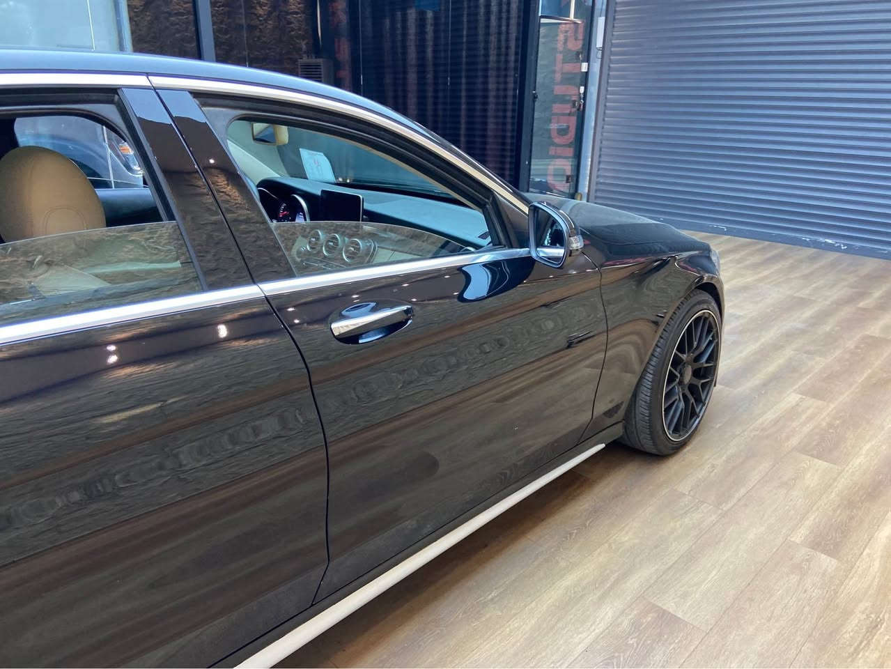 مارسيدس:c300 
موديل:2016
فول فول موسفات
كامل ده سكارى كراوه به:AMG
يه ك دينار مه سروفي نيه 
سه نه ويو هه موشتيكي تازه 
به ناوى خومانه وه يه 
تايه و ويلي ٢سايس 
مكينه و كيرو ته بريدي به شه رت 
سعرى خوار بازار 
سعر ١٦٨ مه جاليكي برايانه 
*********** السليمانية, العراق
