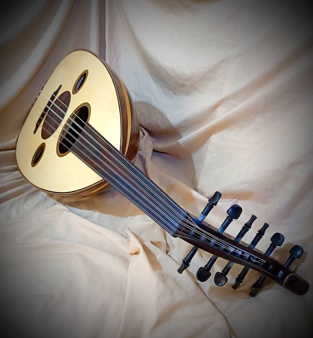 السلام عليكم (( صناعتنا )) 
سيسم هندي 
الوجه سبروس
المسطرة + المضرب سيسم هندي
المفاتيح ابنوس
تحياتي لكم 
واتساب///  ***********
