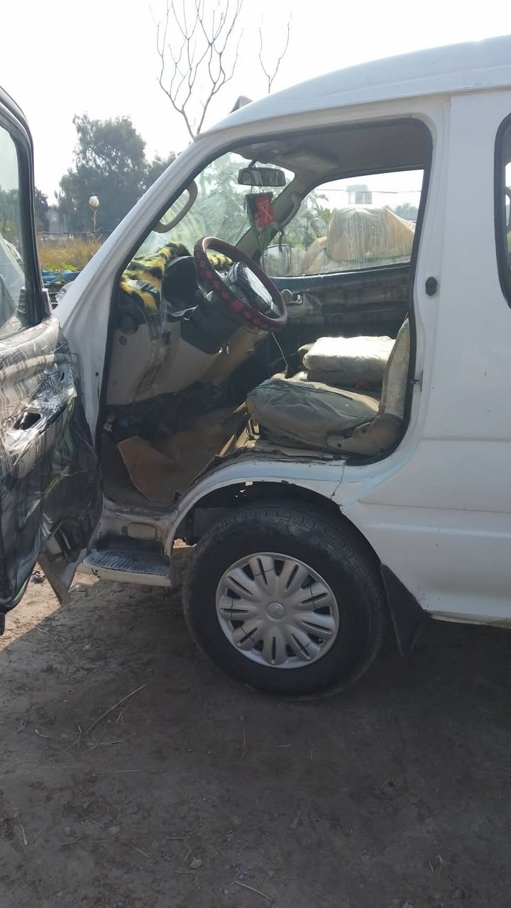 سياره جنبي 2014 سنويه 31 السعر 67 مجال بسيط ***********
