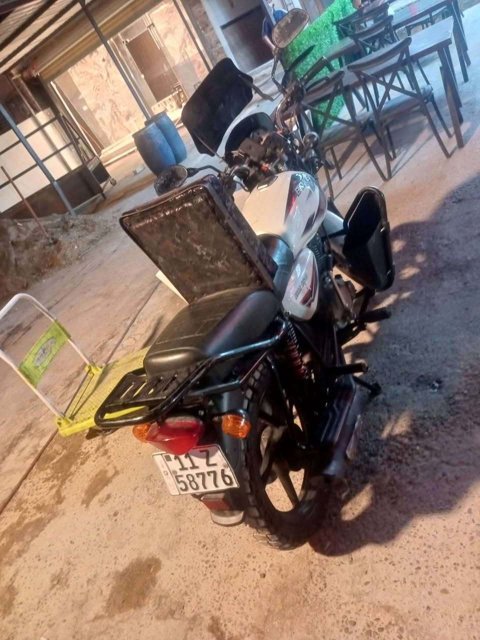 فسلام عليكم بوكسر موديل 23مرقمه بغداد انكليزي تحويل ثاني يوم محرك. مكفول بلادي برغي ممفتوح بدراجه بلاديه وجاهزه مابيه  نقص سعرها 2300مليونين وتلثميه مكاني بغداد حي الجهاد ‏‪***********‬‏
