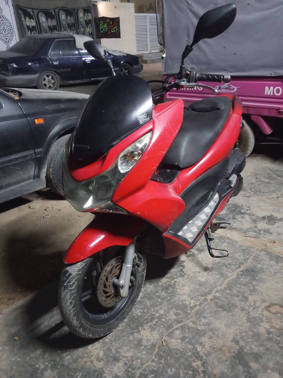 السلام عليكم دراجة pcx  جيل ألاول مكينة 150cc دراجه مكينه ممفتوحة ابد ارواق كاملة شغالة نكرة سلف 
 بيهه تبخير بسيط من تحمه يكطع حساسات شغالة كهربائيات كلهن شغاله وكله بلادي سعرها 825 المكان بغداد جميلة ***********
